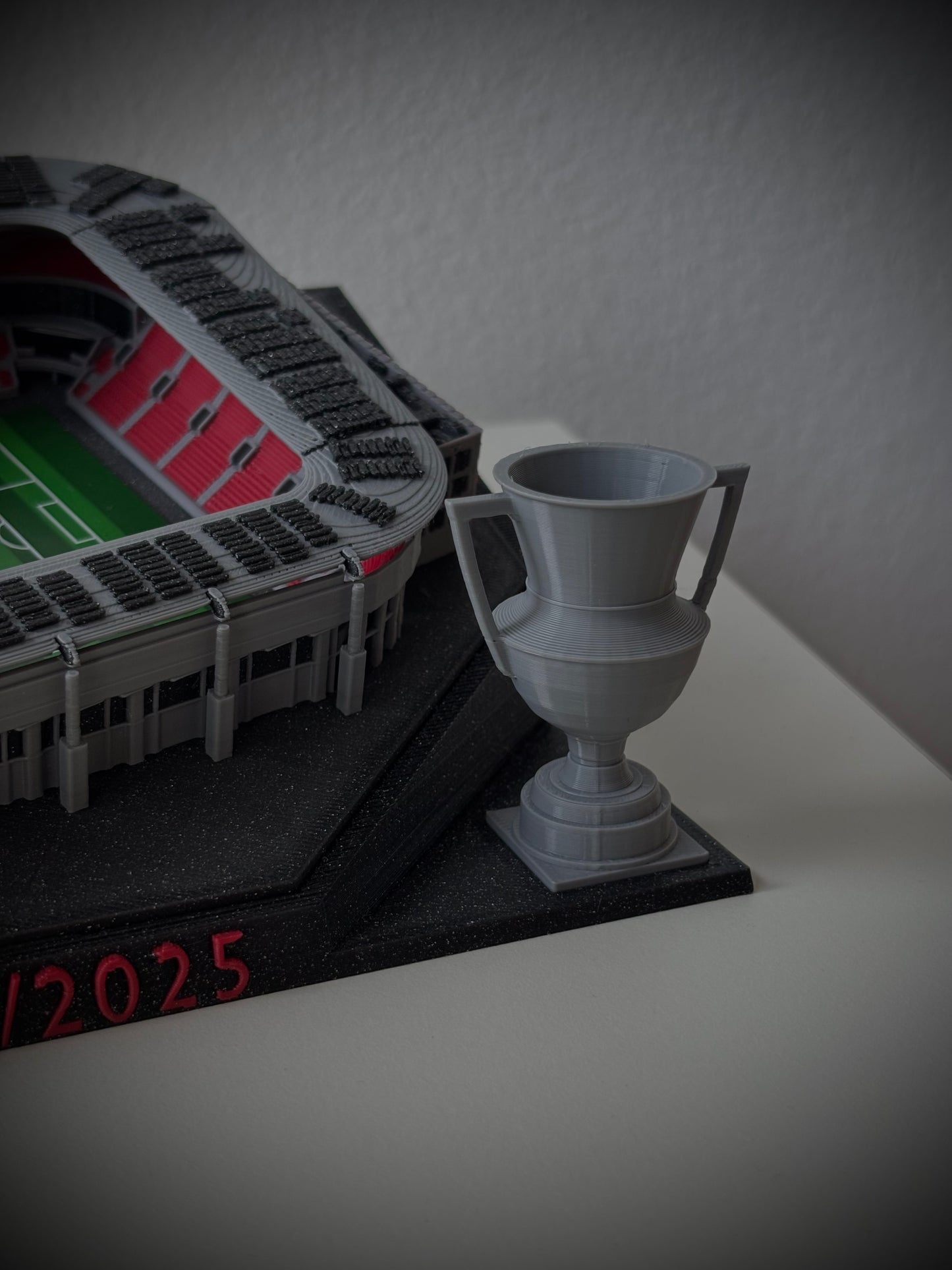 Titulový podstavec a pohár pro Eden SK Slavia Praha – StadiArt 3D – pohled 2