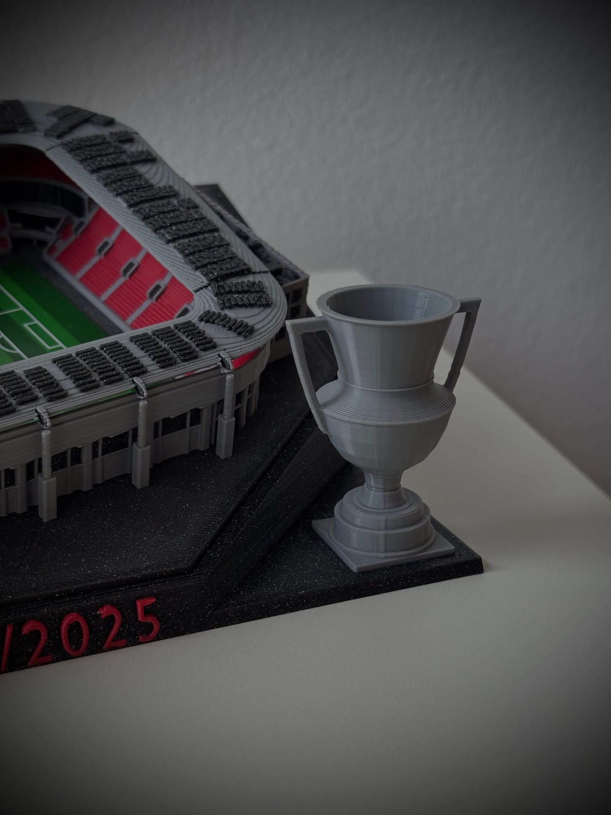 Titulový podstavec a pohár pro Eden SK Slavia Praha – StadiArt 3D – pohled 2
