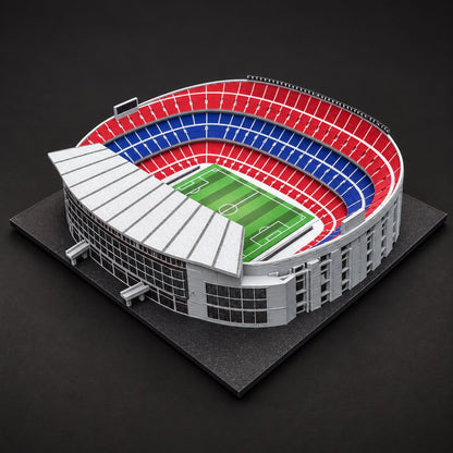 Model Camp Nou ze strany hlavní tribuny, s bílou střechou a členěnou šedou fasádou.