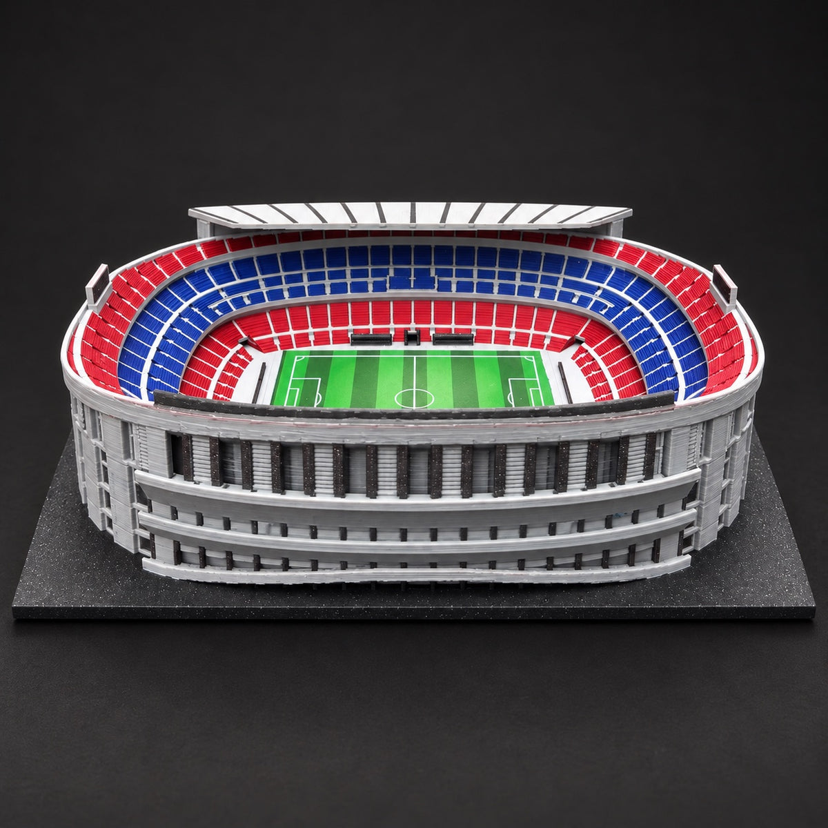 Čelní detail modelu Camp Nou: tři úrovně tribun, hřiště a fasáda.