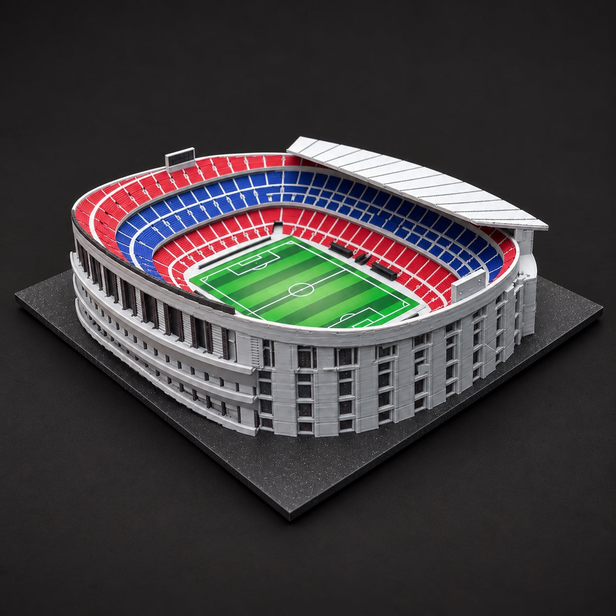 Model Camp Nou z opačného úhlu s pohledem do červených a modrých tribun.