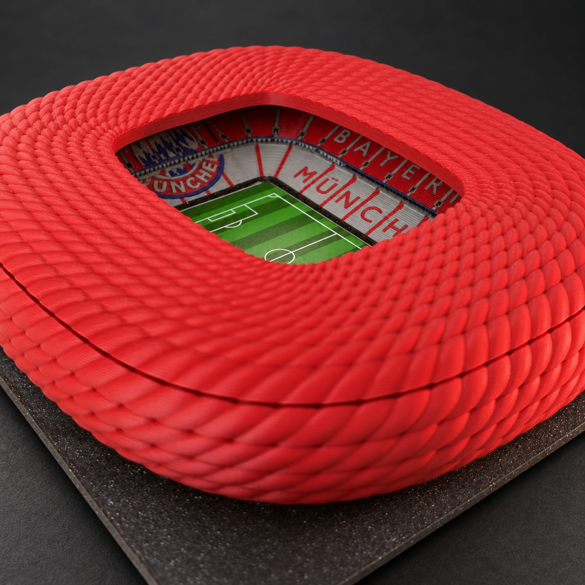 Barevný model Allianz Areny – studiový detail střechy a tribun.