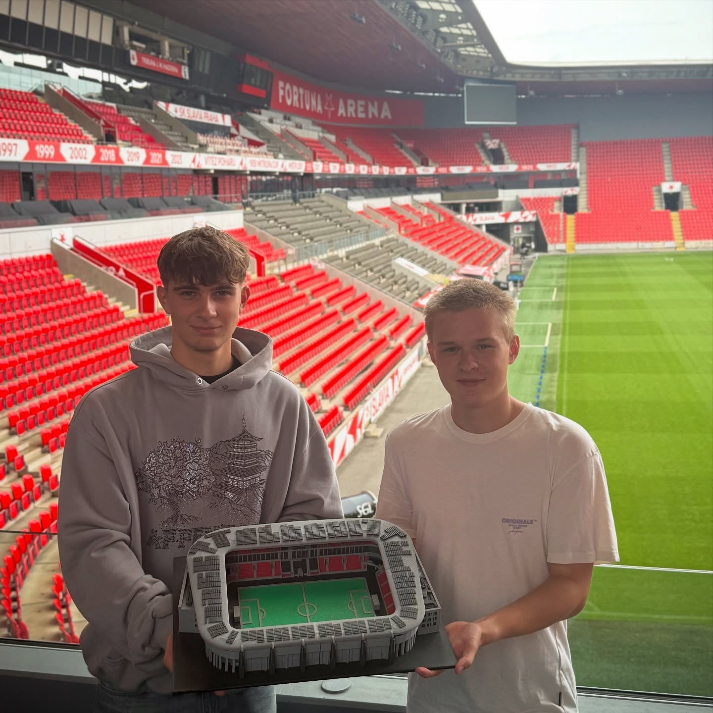 Šimon und David von StadiArt halten das XL-Modell von Eden in der Fortuna Arena